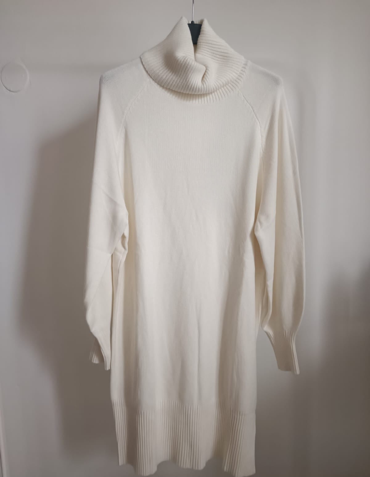 ABITO IN MAGLIA ROSA E NERO