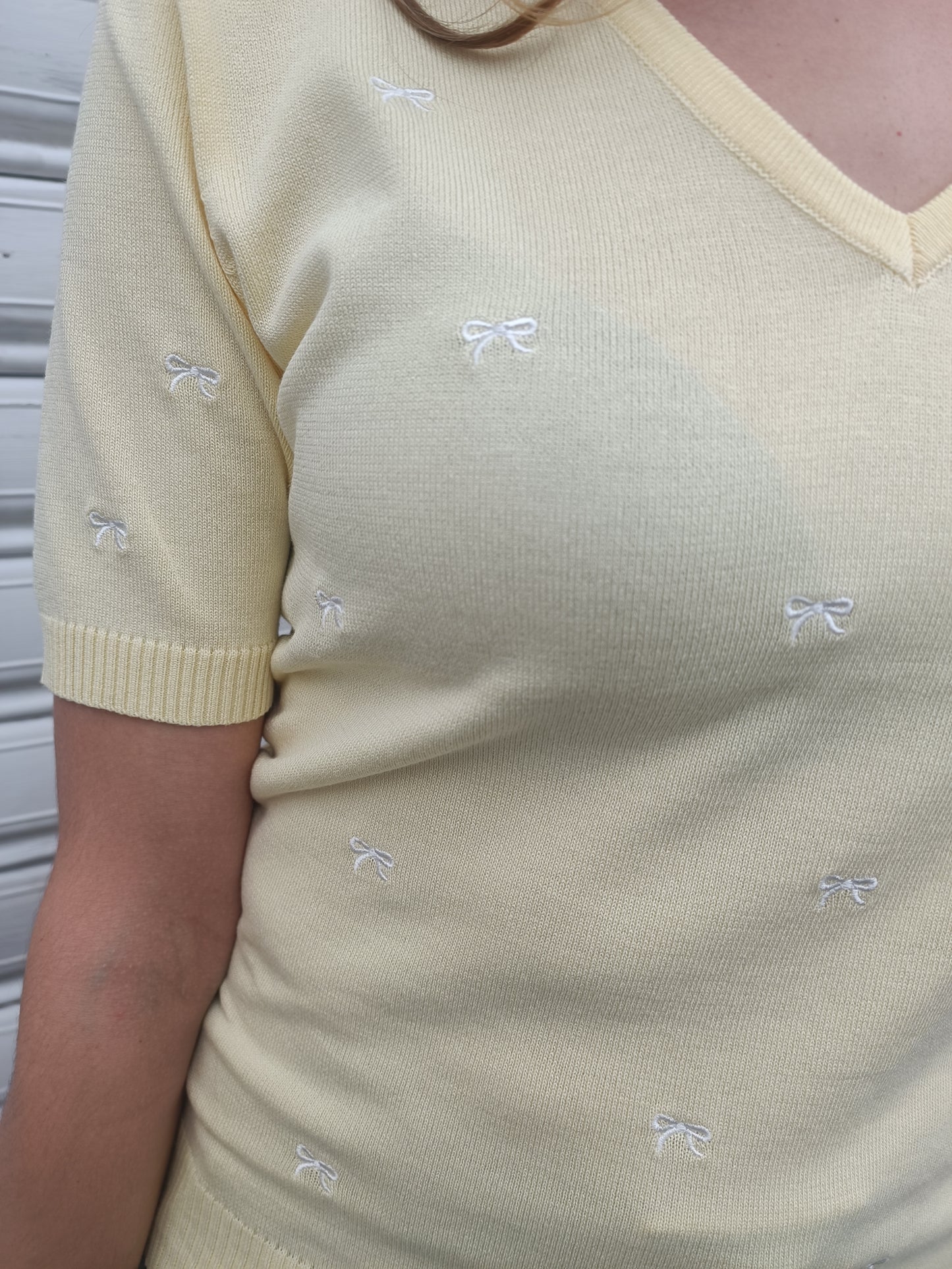 MAGLIONCINO IN FILO CON FIOCCHETTI