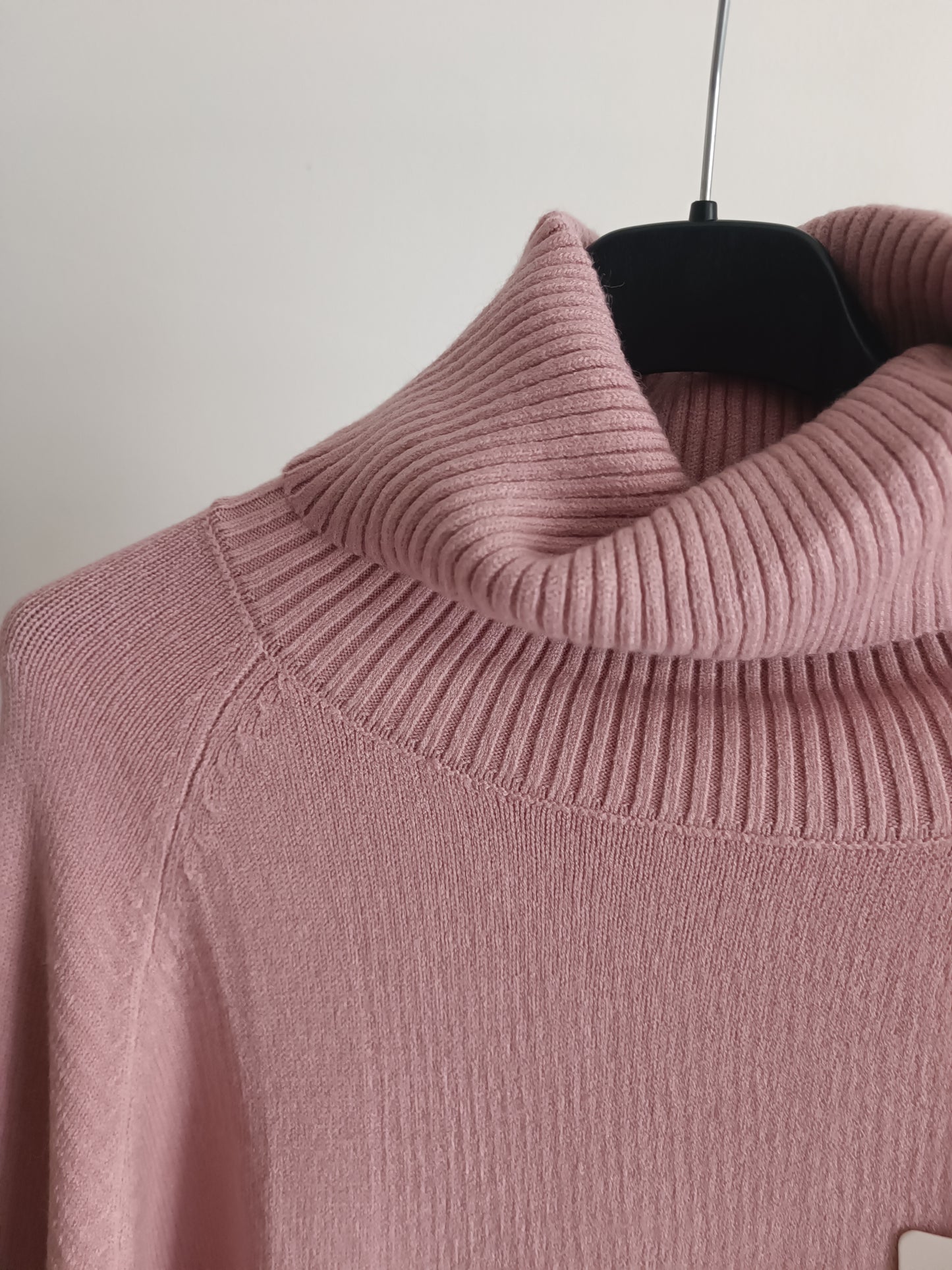 ABITO IN MAGLIA ROSA E NERO