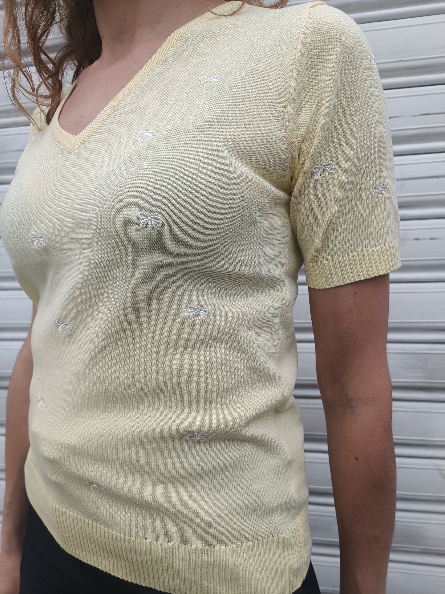 MAGLIONCINO IN FILO CON FIOCCHETTI