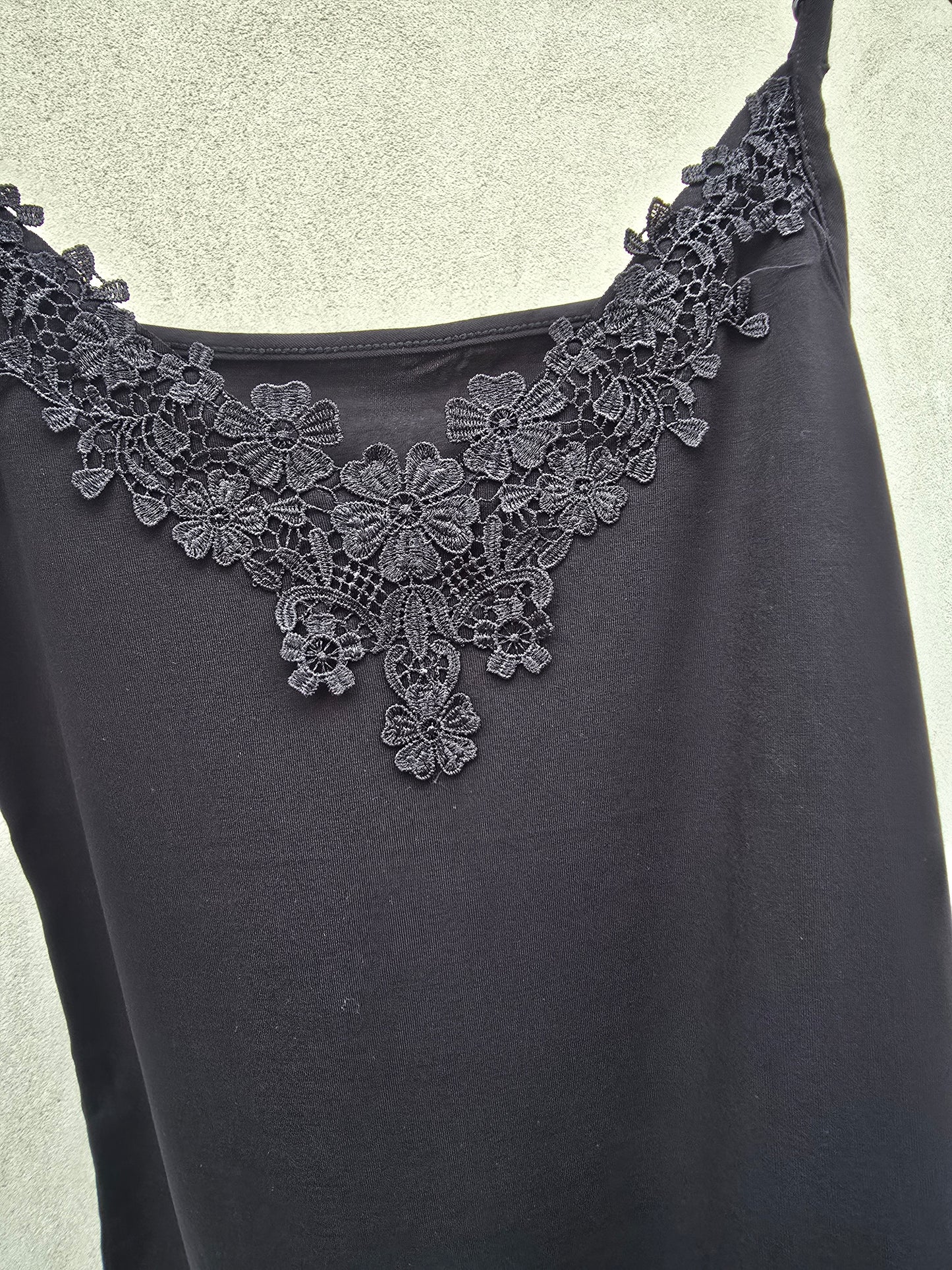 CANOTTA IN PIZZO SPALLINE SOTTILI