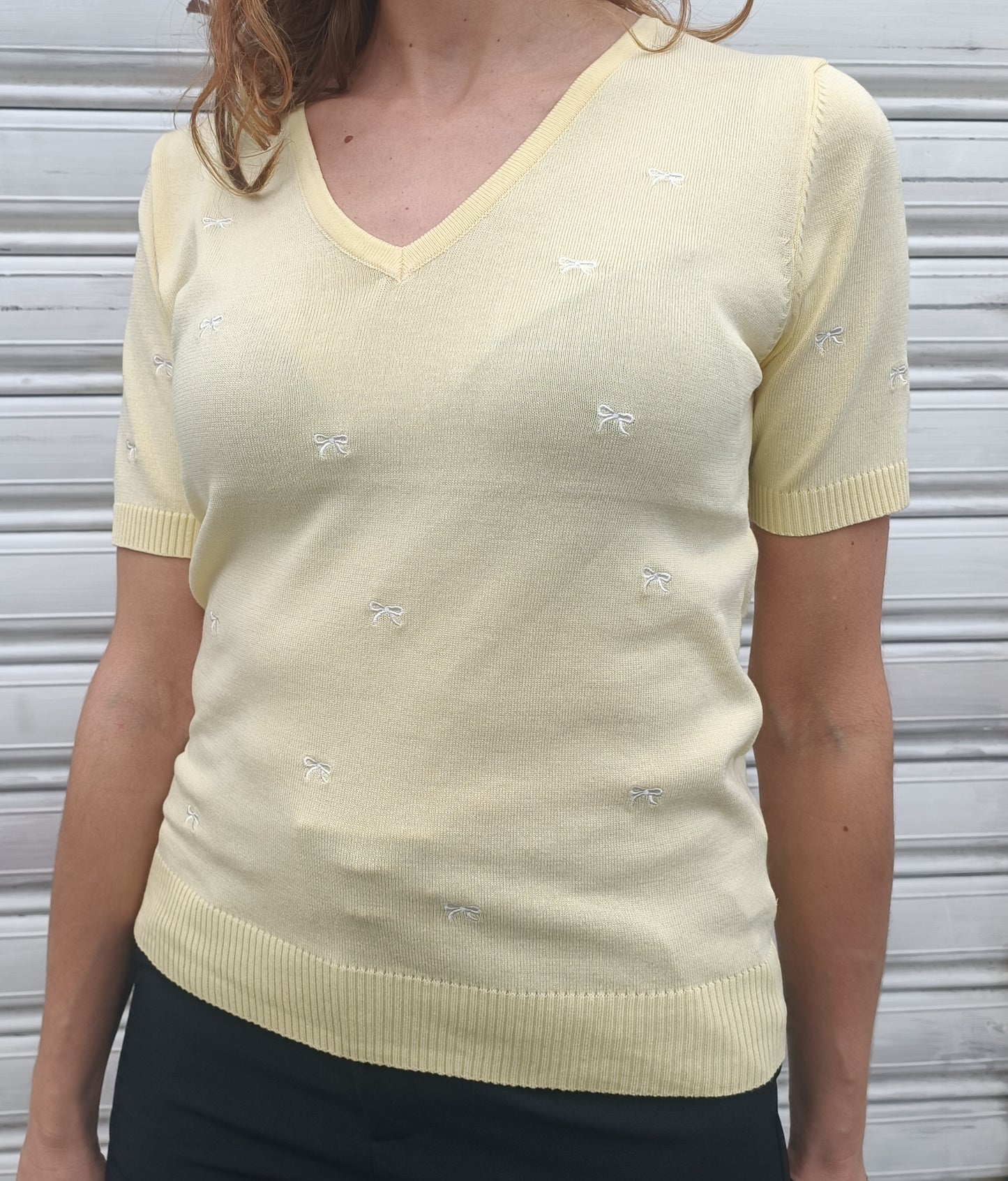 MAGLIONCINO IN FILO CON FIOCCHETTI