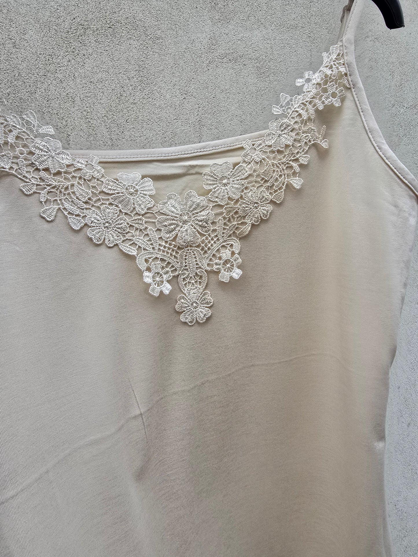 CANOTTA IN PIZZO SPALLINE SOTTILI