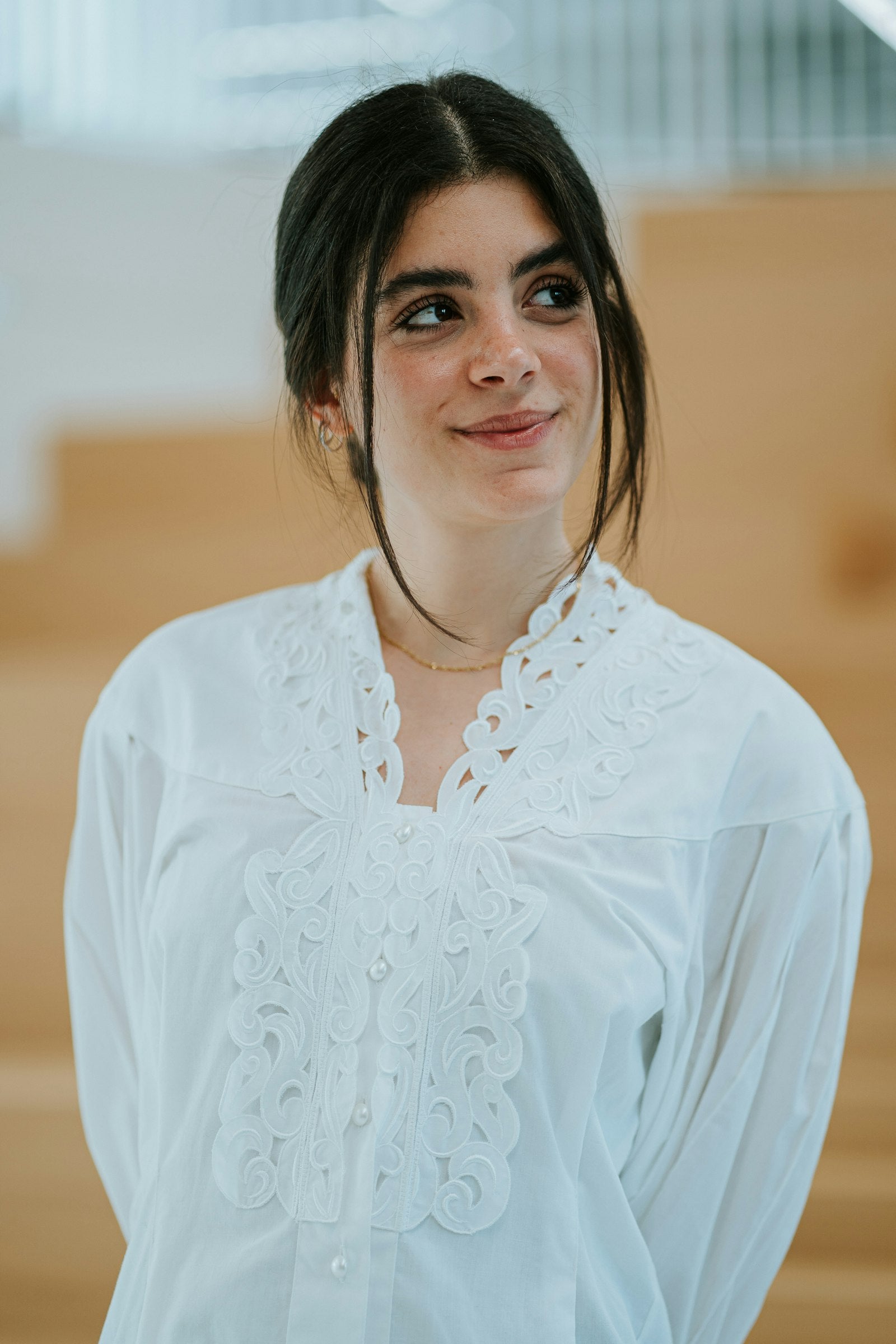 Donna con camicetta bianca traforata
